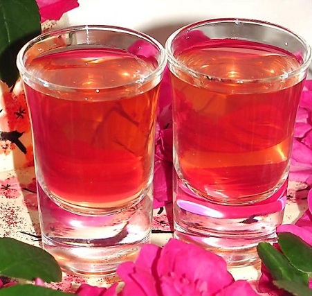 zdjęcie gotowego nalewki z płatków róży herbaty