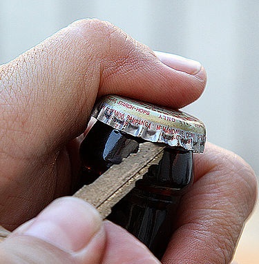 фото відкривання пива ключем