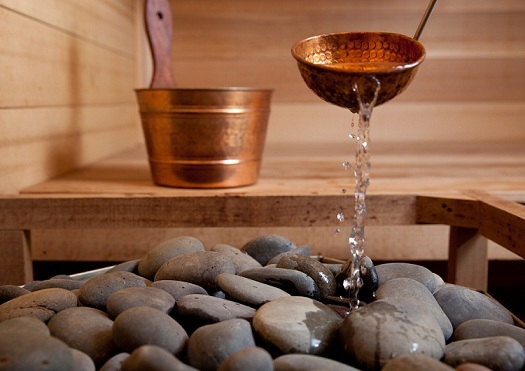 wlać piwo w kamieniach sauny