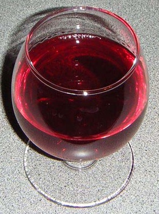 Foto domačega vina iz borovnic