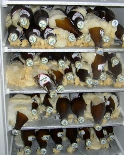 фото замерзлого в морозилці пива