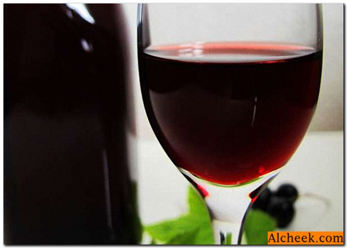 Wino z czarnej porzeczki i domowej roboty wino z sfermentowanej czarnej porzeczki