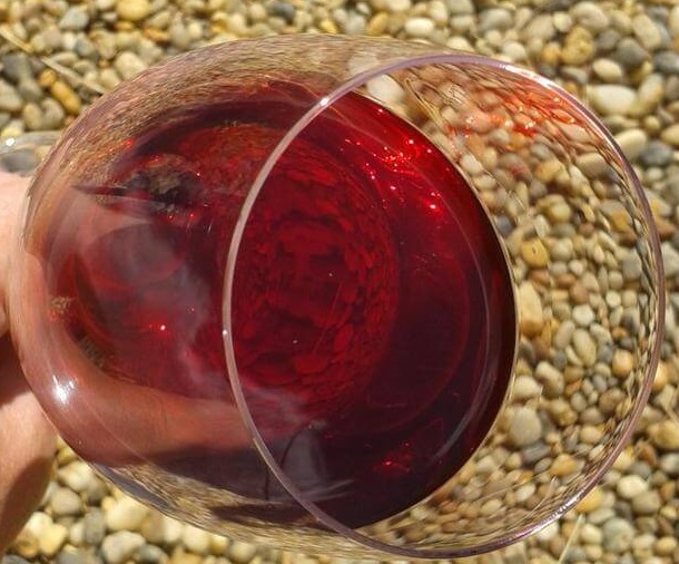 фото готового вина з вишні з кісточкою
