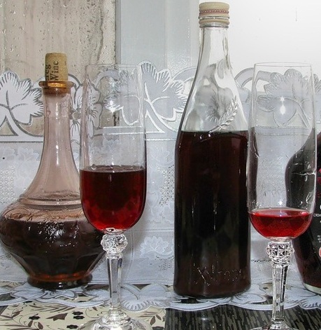 pripravljene domače vino iz kovačnika po izpostavitvi
