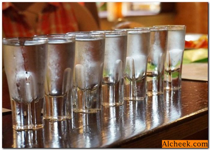 Wódka domowa z alkoholem: przepisy kulinarne wódki z domowej roboty z alkoholu o proporcjach