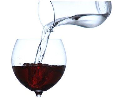 Domácí víno z hroznů s přídavkem vody