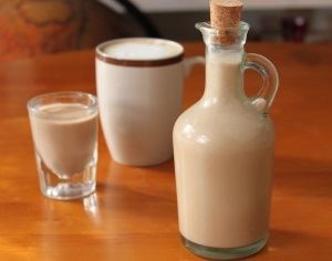 Баилеис ликер код куће: корак по корак рецепт од месечине са кондензованим млеком
