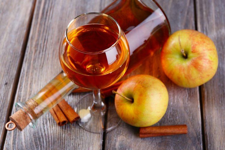 Wino jabłkowe w domu: przepisy z cukrem i bez cukru