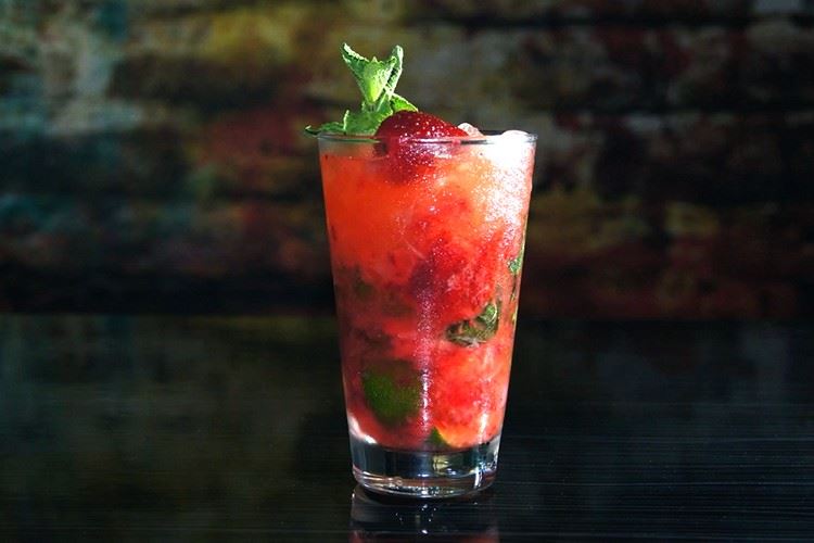 Cum să faci Mojito cu căpșuni acasă: rețetă de alcool