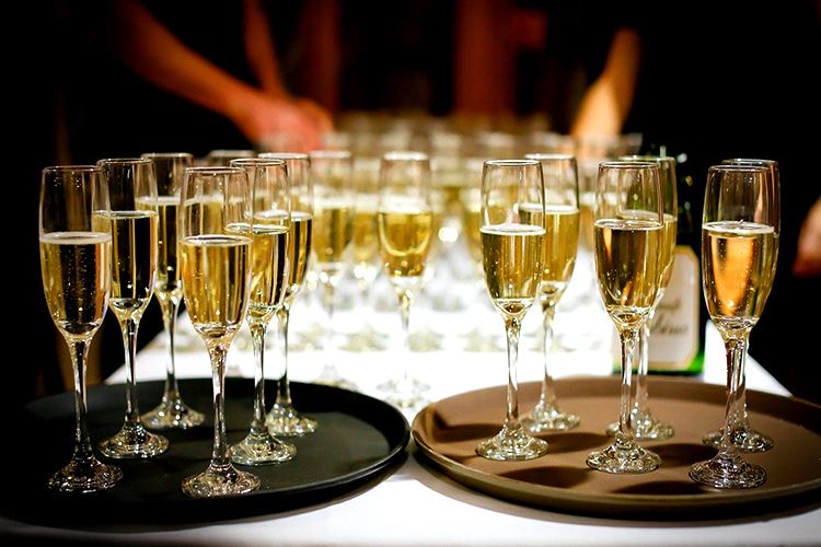 Šampanské na Nový rok: prečo pijú