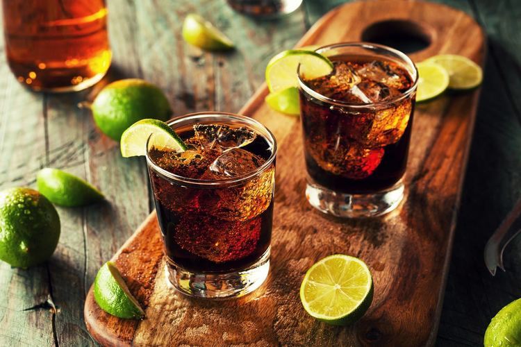 Rum s colou: klasický recept na koktejl