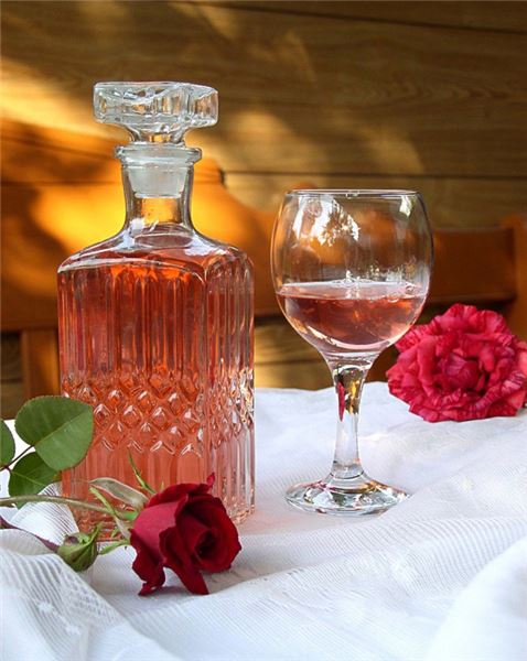 Вино з пелюстків троянд у домашніх умовах