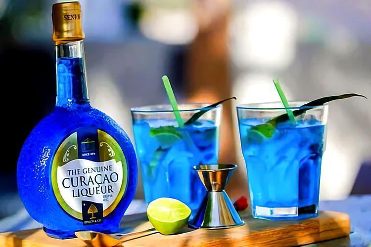Blue Curacao koktajli: 18 najboljših alkoholnih in brezalkoholnih receptov za pripravo doma