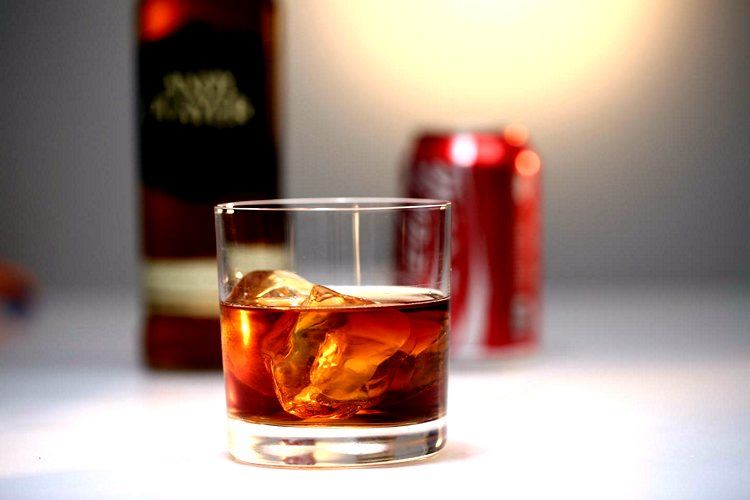 S čim piti viski poleg kole: 7 priljubljenih možnosti