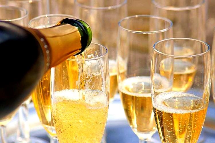 Koktajli s šampanjcem: enostavni in okusni recepti za pripravo doma