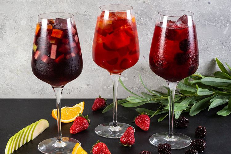 Koktejly z červeného vína – top 15 domácích receptů