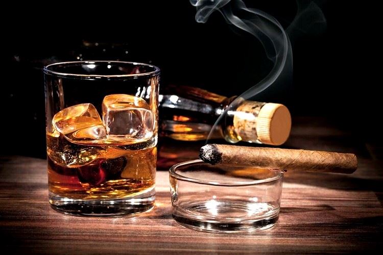 S čim pijejo viski: kako uporabljati viski doma