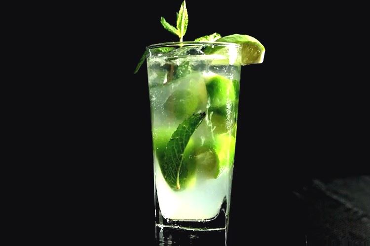 Классическое мохито алкогольный. Mojito Classic Cocktail алкогольный. Коктейль Мохито алкогольный. Состав Мохито алкогольный классический. Мохито состав коктейля.