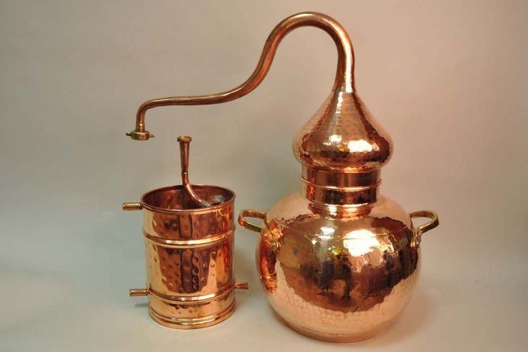 Alambik: princip delovanja in značilnosti bakrene destilarne