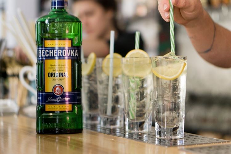 Cu ce ​​beau Becherovka: cum să bei lichior ceh în forma sa cea mai pură
