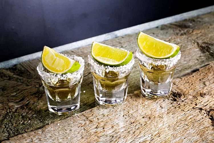 С какво да пиете текила: популярни начини с лимон, сол
