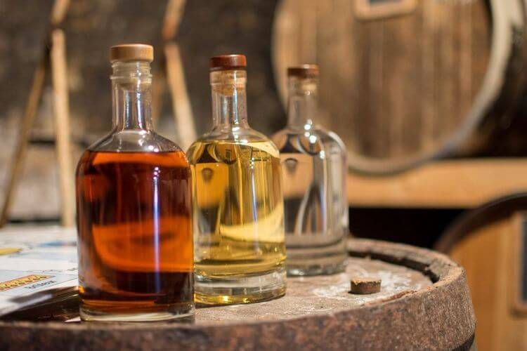 Vând legal moonshine în Rusia: trei moduri pentru un distilator