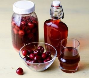 Nalewka wiśniowa w domu: przepis na wódkę