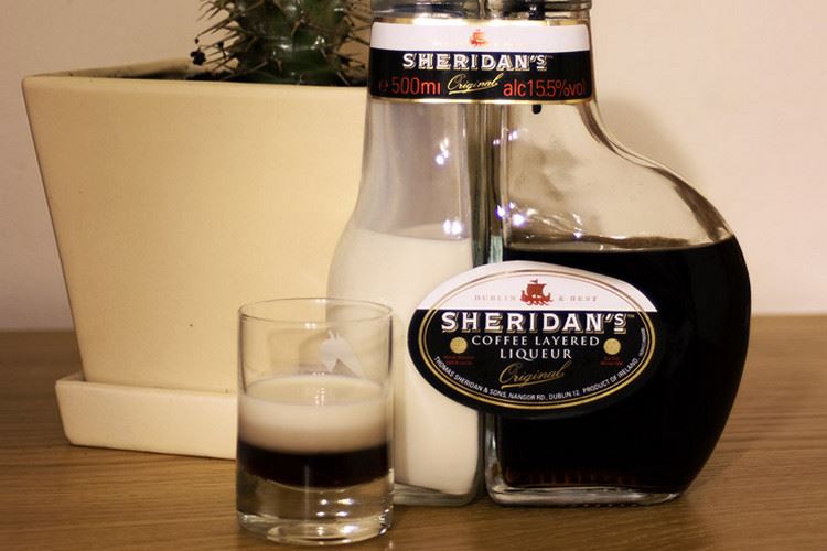 Dwuwarstwowy likier Sheridans: jak pić iz czym podawać