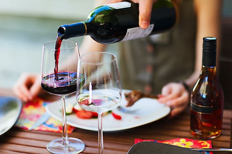 Як пити сухе вино: з чим і як правильно подавати червоне вино
