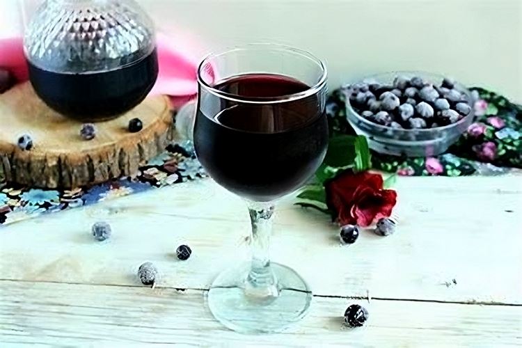 Víno z černého rybízu: jak si ho vyrobit doma