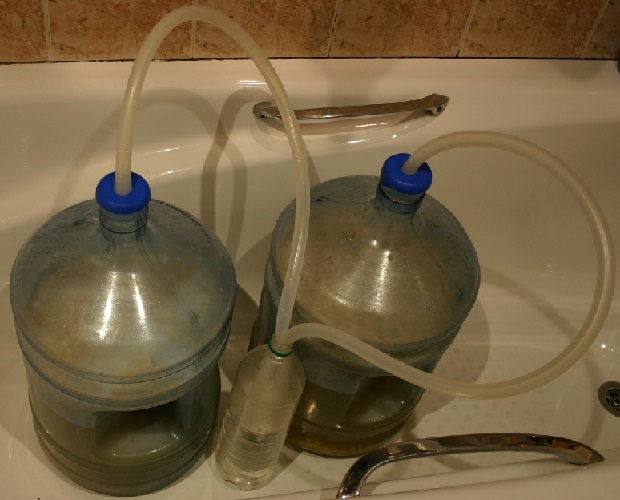 Foto fermentirane drozge iz drozge pod vodo pečat