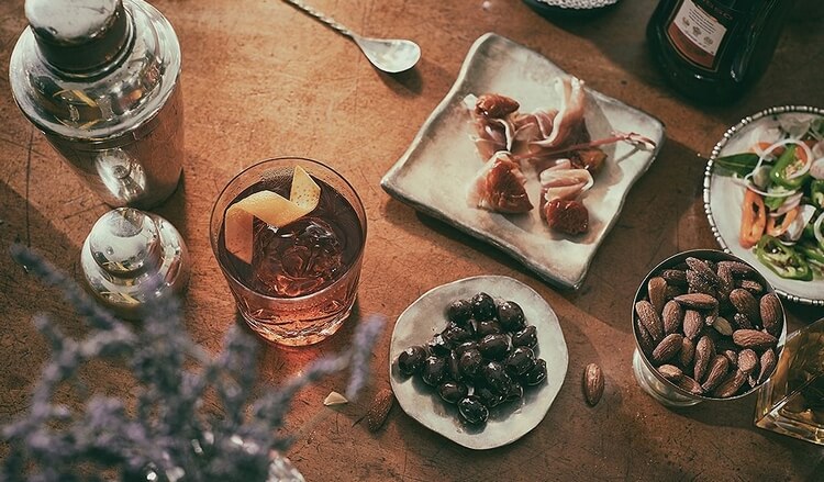 Както и с нещо за пиене Martini Bianco, Rosso, екстра сухи и Rosato