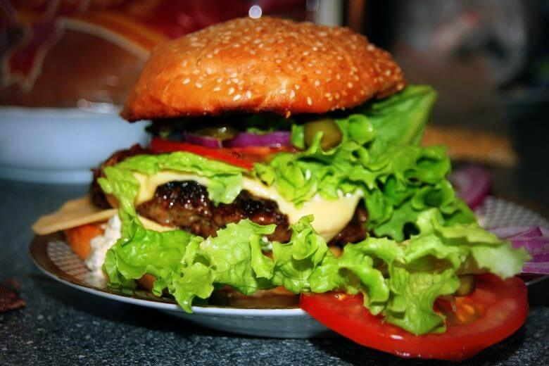 Hamburger z govedino doma - recept s fotografijami