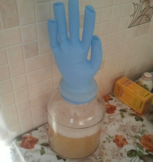 fotografija fermentacijo belega ribeza likerja pod rokavico
