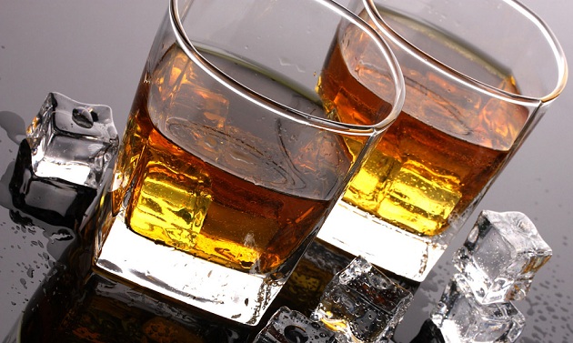 Foto irskega viskija z ledom