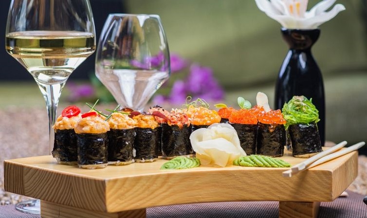 sushi zdjęcia i białe wino Sauvignon Blanc
