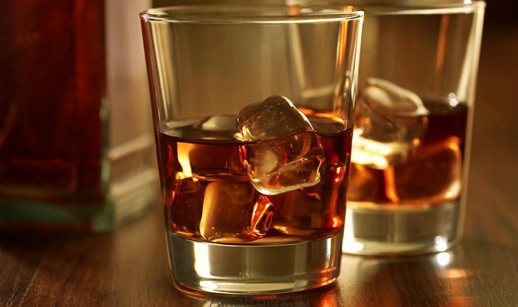 foto bourbon z ledom