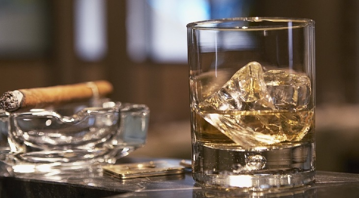foto pravilna razmerja viskija z ledom