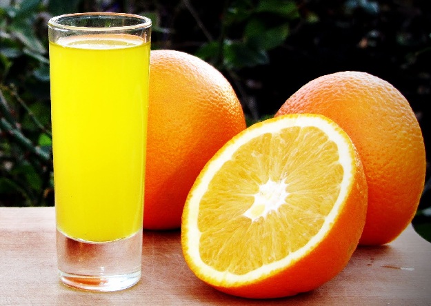 Klasyczny likier pomarańczowy na zdjęcie wódki