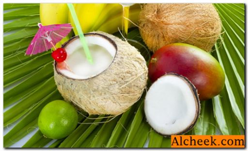 Alkoholické koktejly s kokosovým mlékem, sirupy a likéry