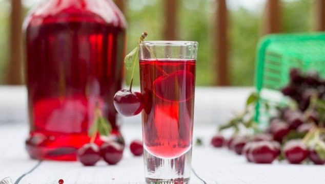 Cherry likér s vodkou na alkoholu