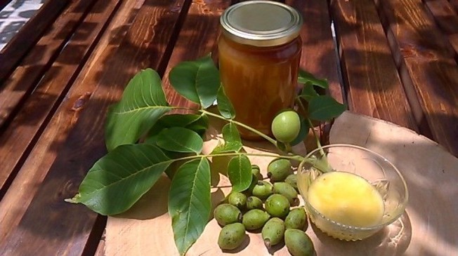 Тинктура от зелени орехи на водка: Обучението на приложение, противопоказания, ревюта