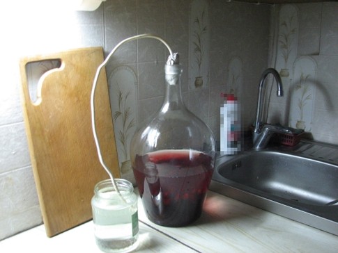 водяний затвор для сливового вина