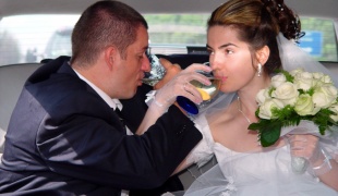 фото как пить на брудершафт на свадьбе