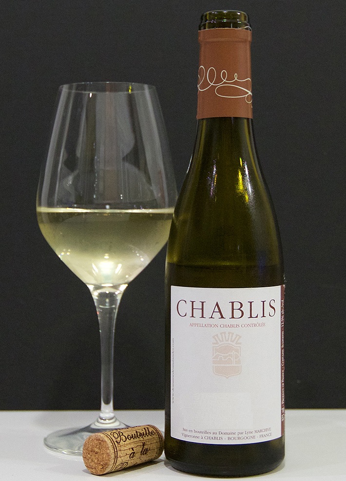 Zdjęcie Chablis wino w szklance