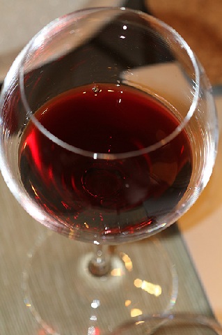фото кольору червоного вина кьянти
