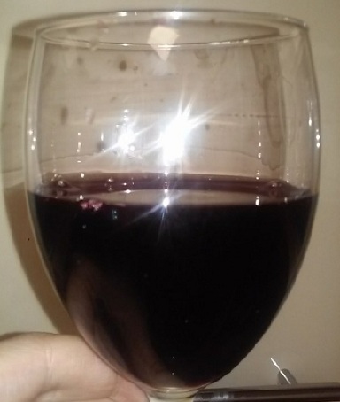 Zdjęcie Mukuzani wino w szklance