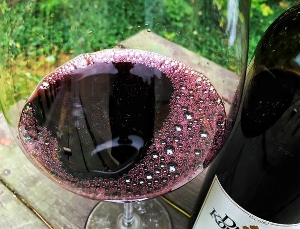 Саперави вино цветна снимка